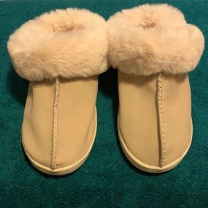 Laura Conrad M (7-8) Cream Colored Slippers.  Has fur lining and around ankle.